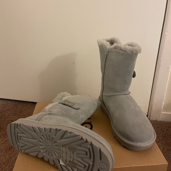 100% Authentic Brand New in Box UGG Bailey Metal Graphic  Boots - Picture 5 of 5